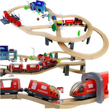 Kolejka drewniana tor wagony pociąg na baterie posterunek policji ciuchcia